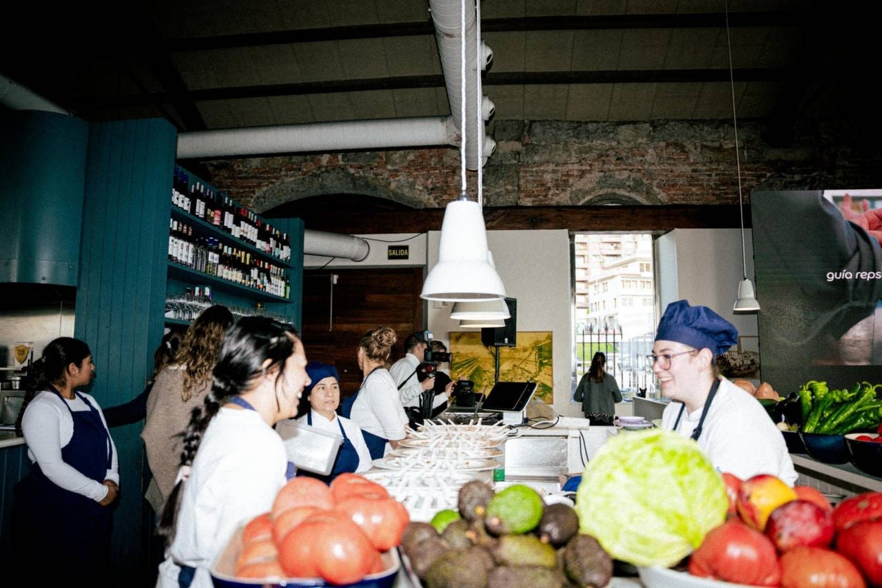 empleados durante el servicio preparando los platos 