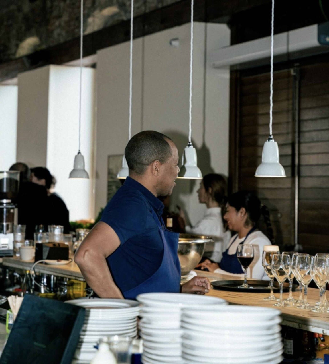 trabajador durante el servicio estando atento a las necesidades de los clientes