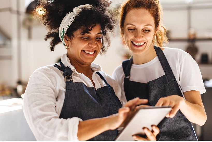 Personal de un restaurante repasando el menú
