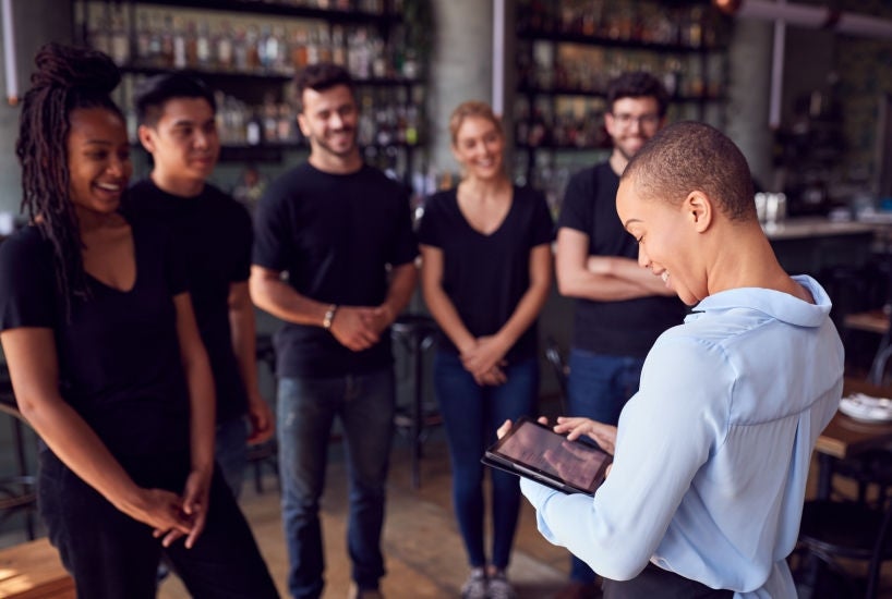 Emprendedora con sus empleados