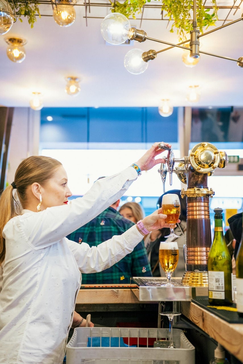 camarera sirviendo una cerveza