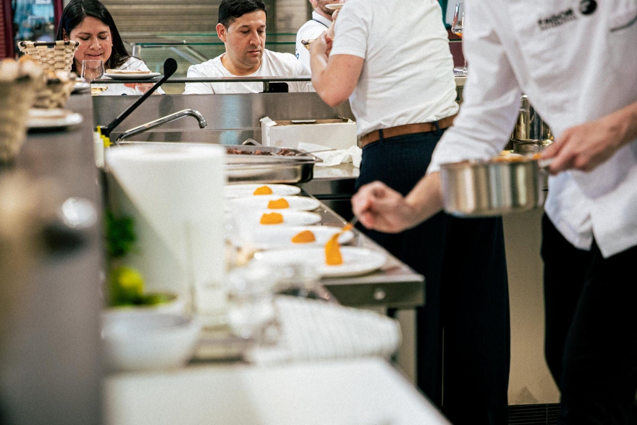 trabajadores de la hosteleria preparando platos