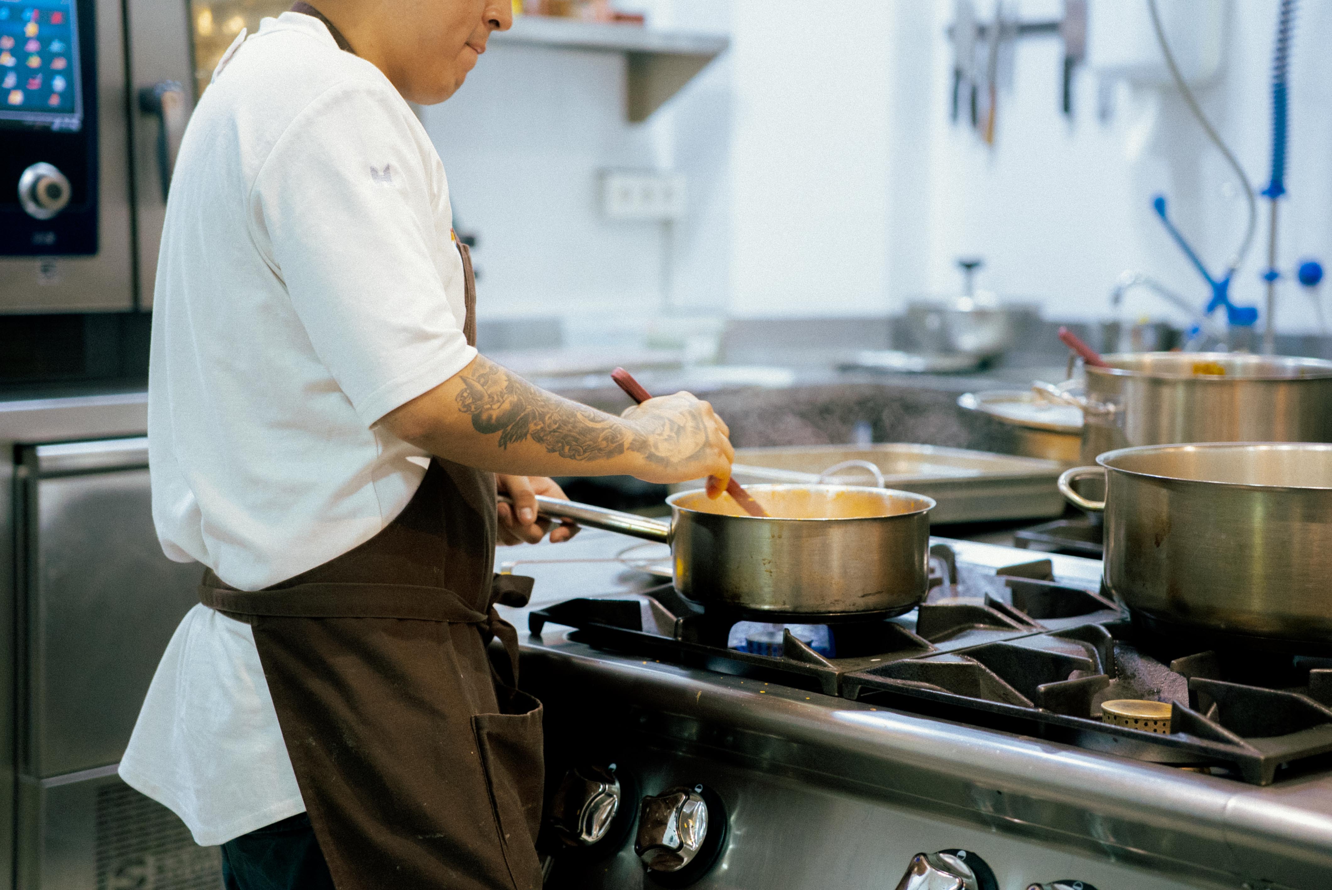 Cómo ahorrar energía en un restaurante: 15 medidas que reducen tu factura 