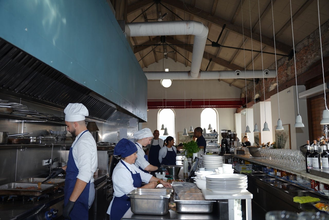 Cocineros durante el servicio