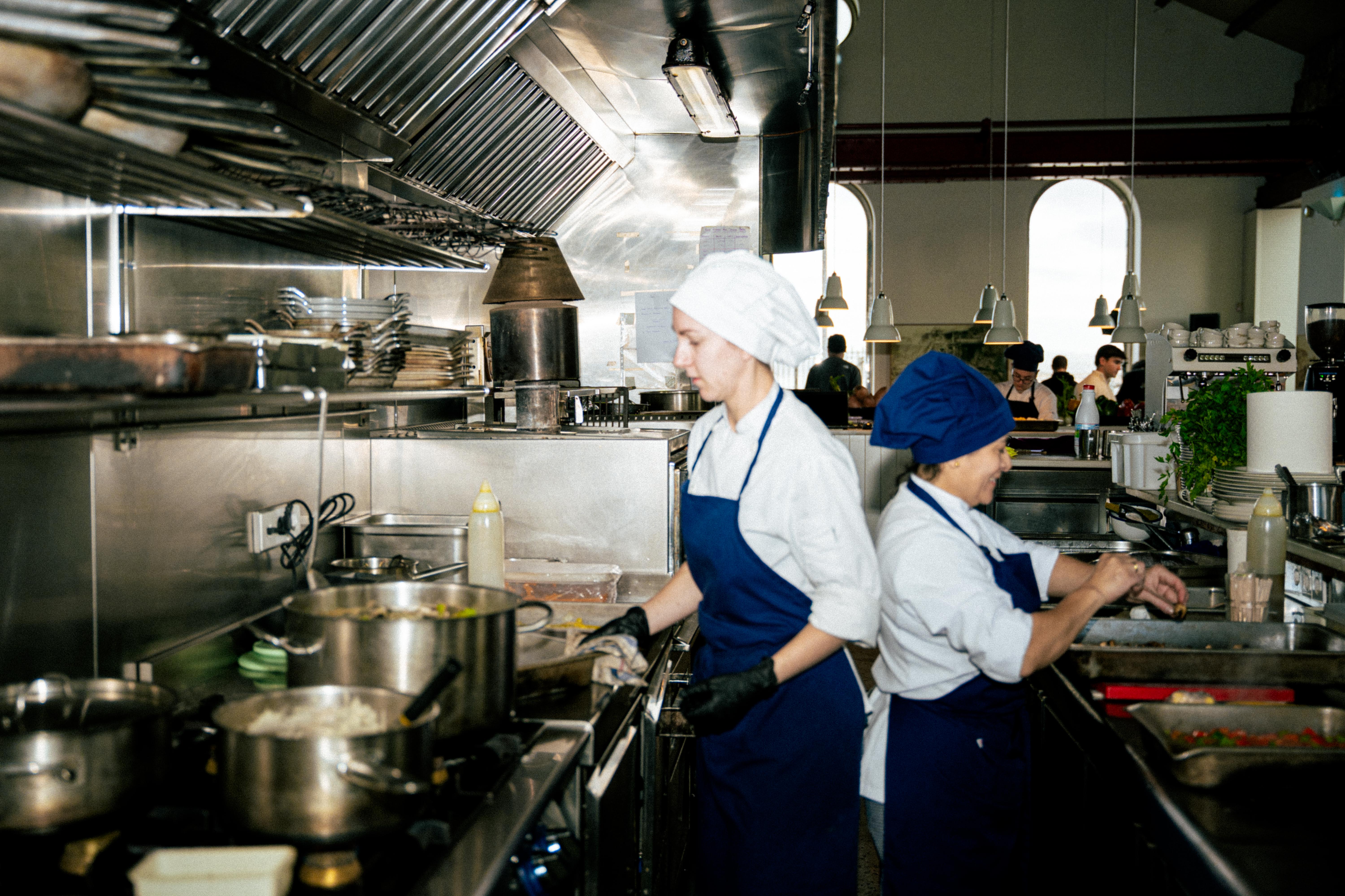 Analizamos la normativa que regula las cocinas de los restaurantes en España y cómo cumplirla
