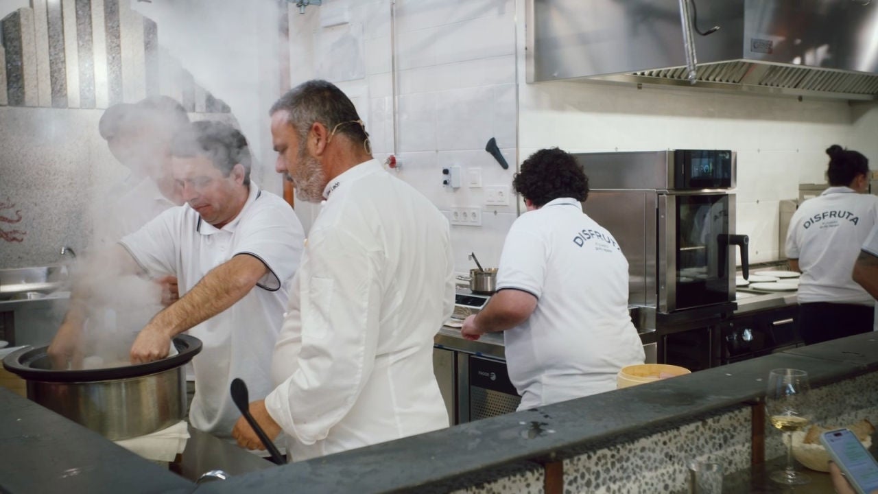 angel leon y su equipo de cocina durante un servicio