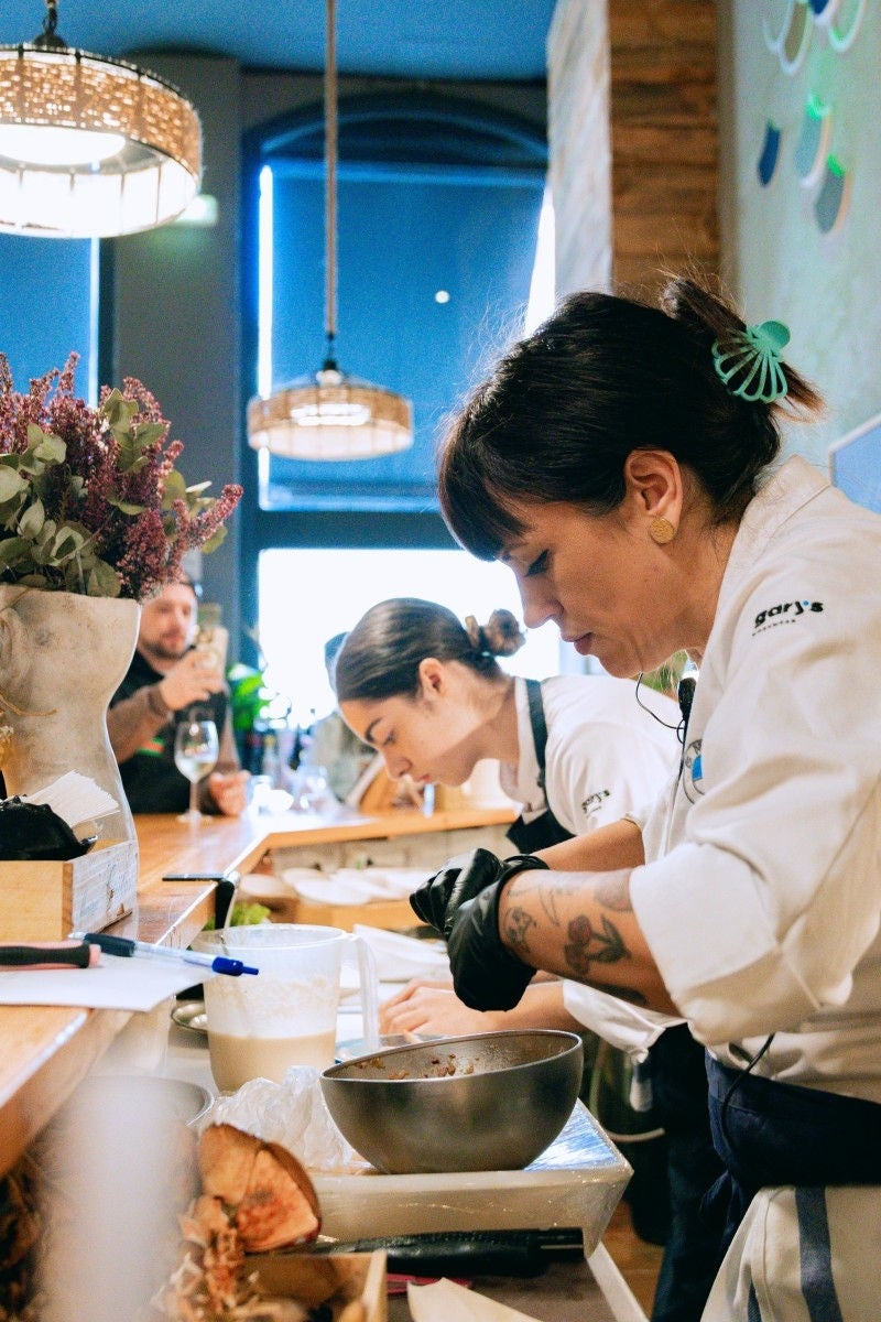cocineras preparando los platos durante un servicio de comidas