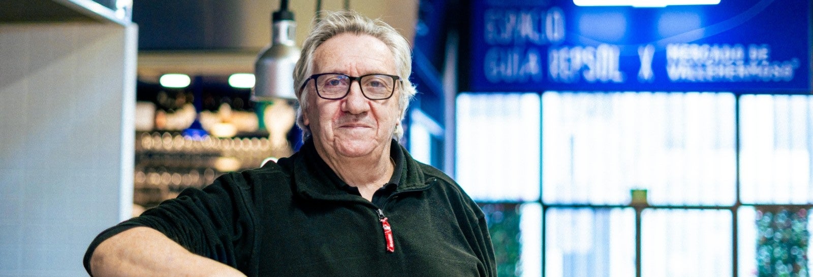 Higinio Gómez junto a sus productos estrella de aves y caza