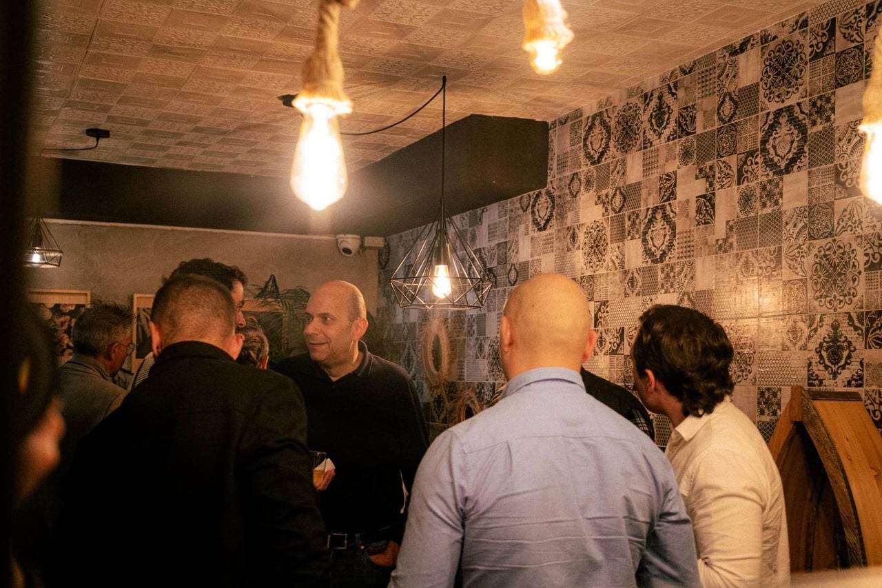 gente conversando durante el encuentro de Abarike