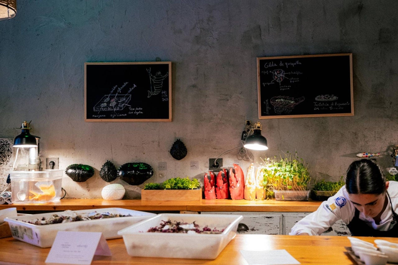 equipo de Abarike preparando los platos