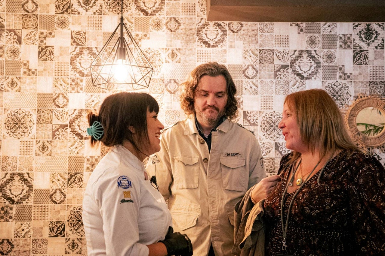 miembro del equipo de Abarike hablando con los clientes durante el evento