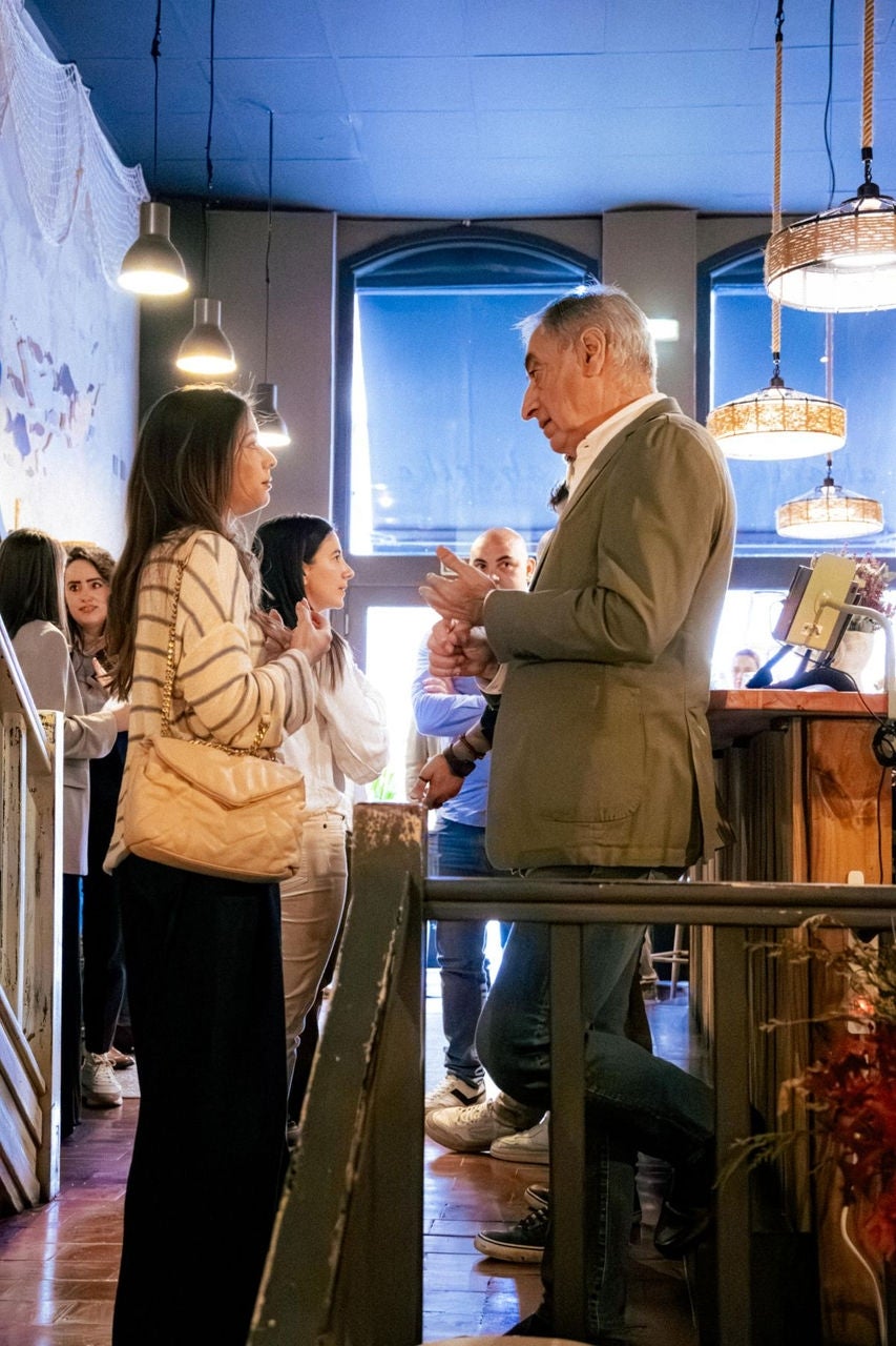 gente conversando durante el encuentro de Abarike