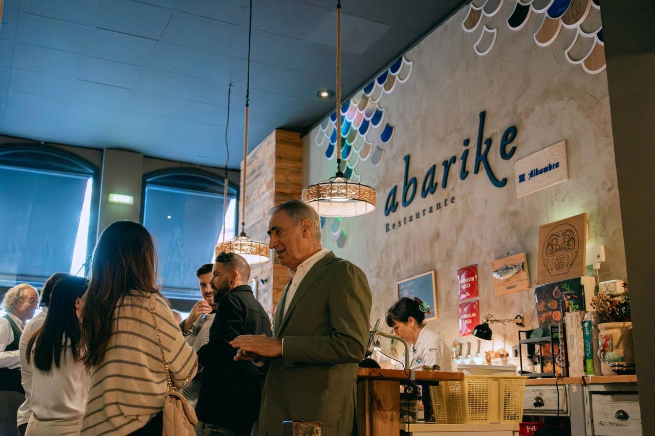 gente conversando durante el encuentro de Abarike