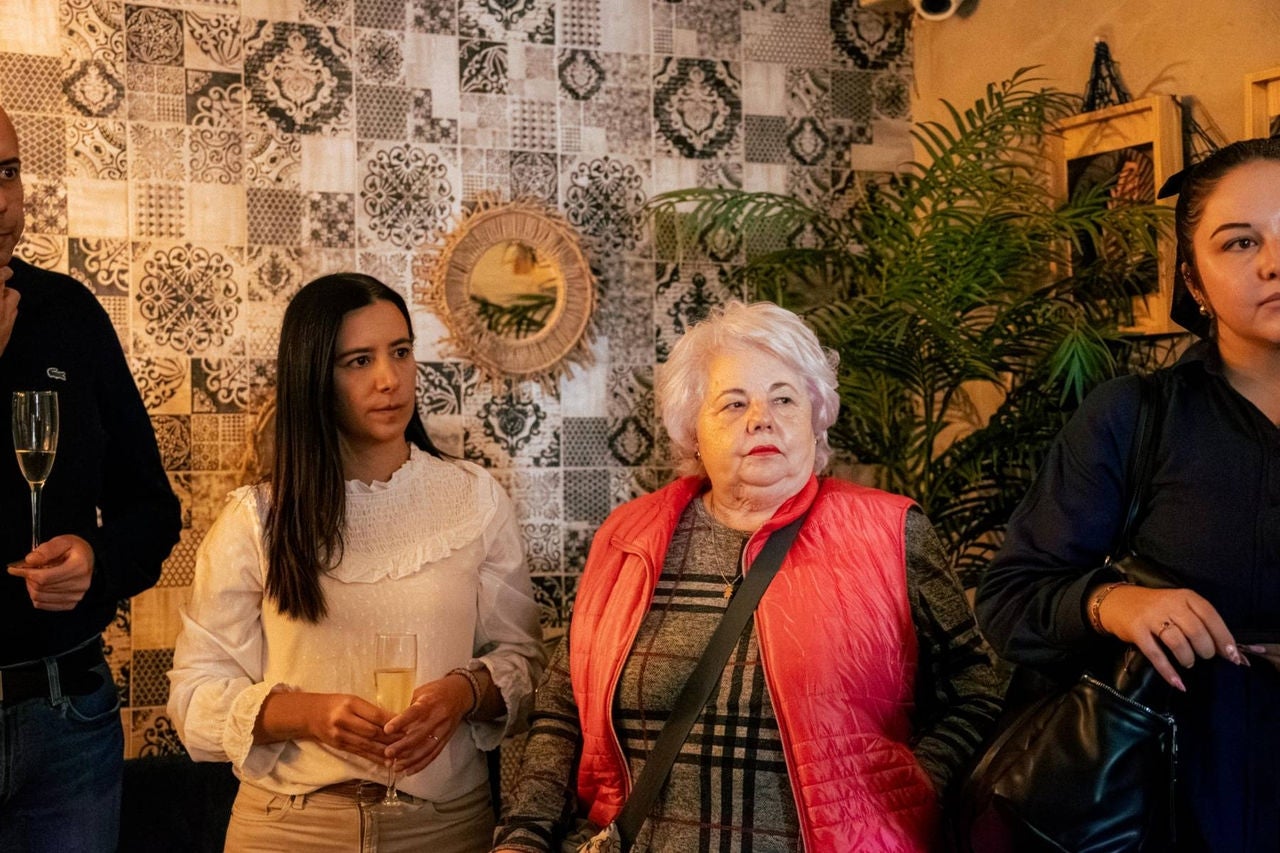 gente conversando durante el encuentro de Abarike