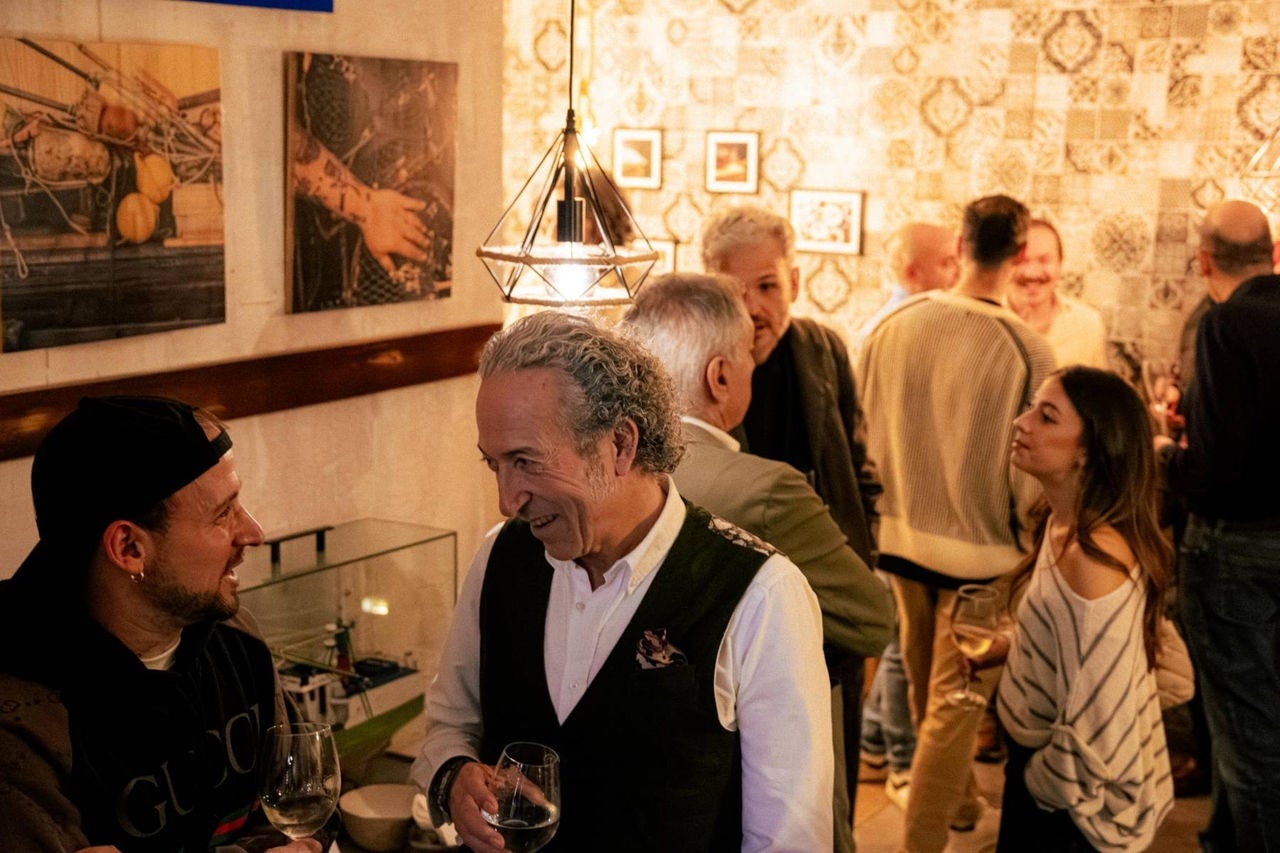 gente conversando durante el encuentro de Abarike