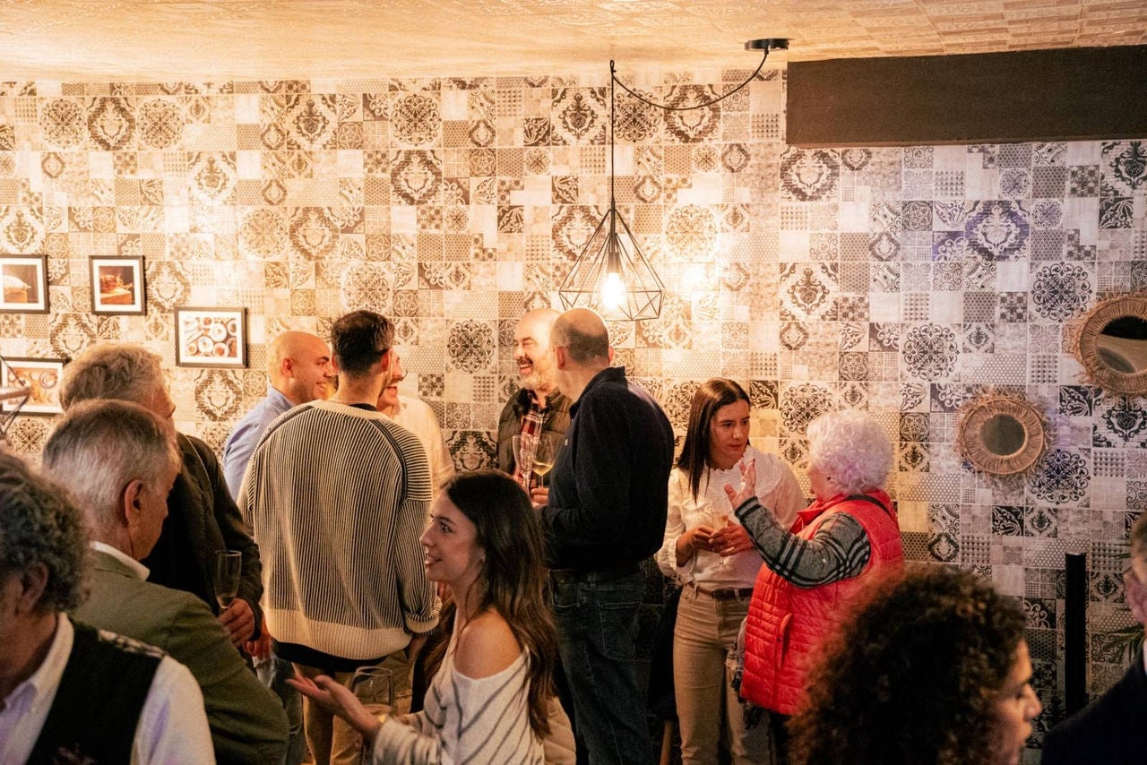 gente conversando durante el encuentro de Abarike