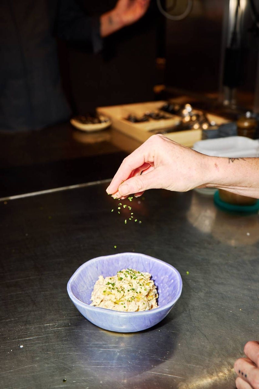 Chef terminando de preparar un plato